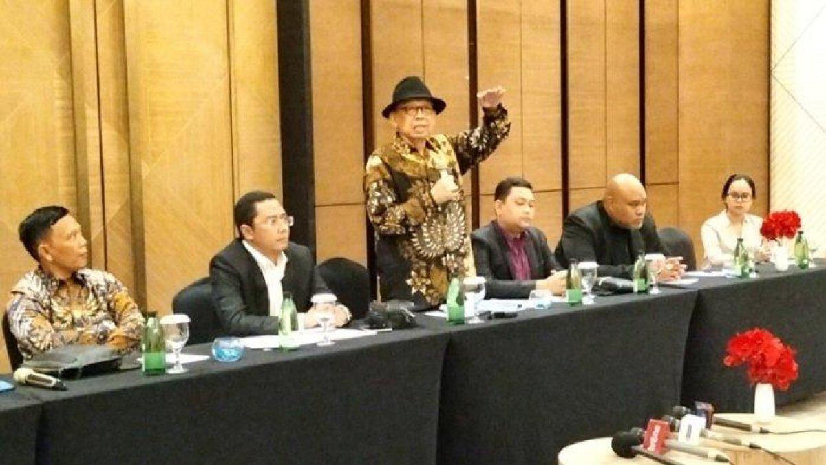 Rektor Universitas Pancasila nonaktif Edie Toet Hendratno merespon soal laporan dugaan pelecehan seksual saat jumpa pers di Hotel Artotel, Jakarta Selatan, Kamis (29/2/2024).