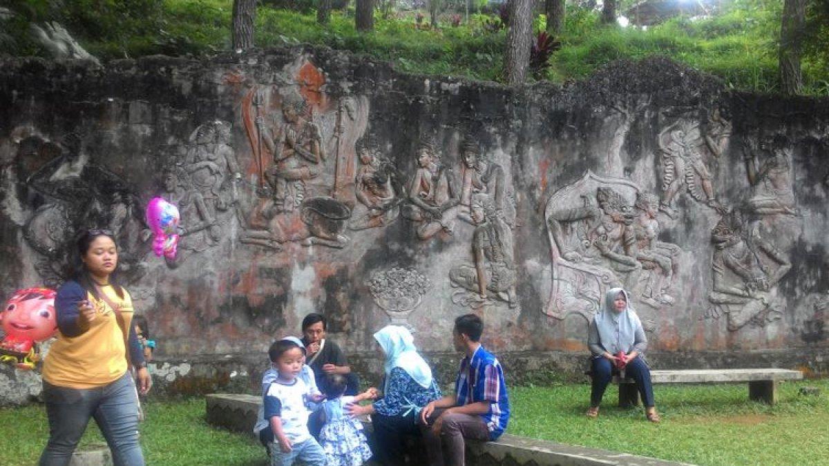 Relief kisah pewayangan Sugriwo Subali yang berada di sekitaran mulut Goa Kiskendo. Komunitas seni Yogyakarta saat itu yang membuat relief itu di tahun 1980-an