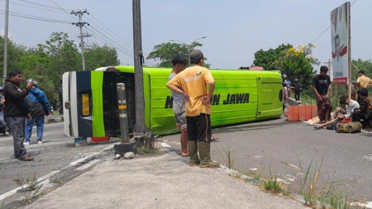 Rem blong, minibus bawa 18 penumpang terguling di Salatiga