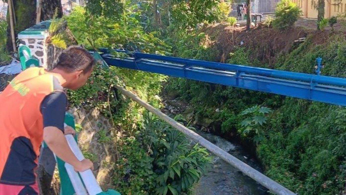 Remaja 19 tahun asal Ciwidey, Kabupaten Bandung, ditemukan meninggal dunia usai tenggelam di sungai.