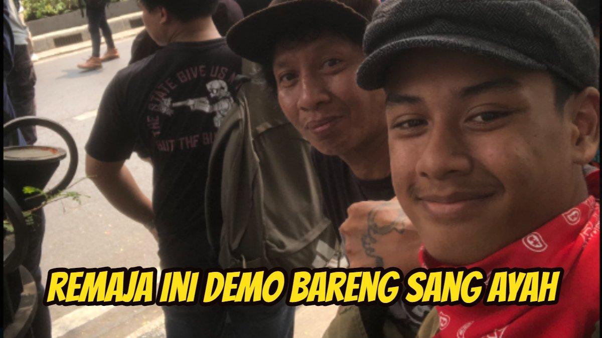 Remaja demo bersama sang ayah