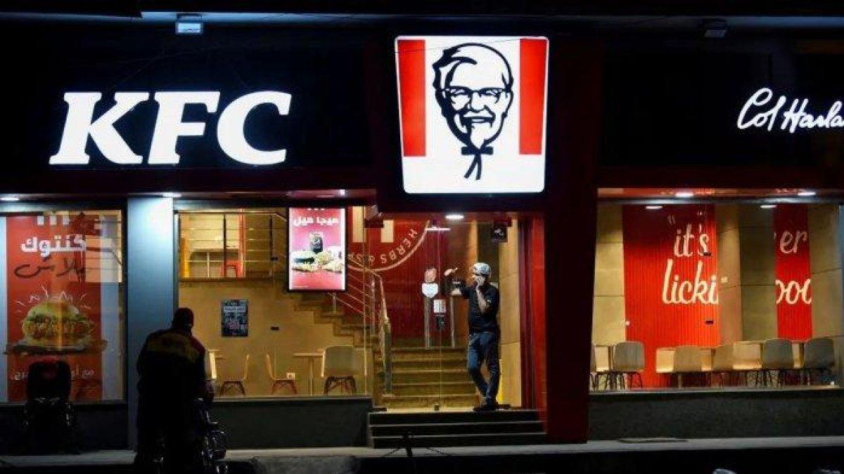 Para pekerja di restoran Kentucky Fried Chicken (KFC) yang kosong akibat boikot merek-merek Barat di Mesir akibat pemboman Israel di Gaza di tengah konflik yang sedang berlangsung antara Israel dan kelompok milisi Palestina Hamas, di Kairo, Mesir, 20 November , 2023.