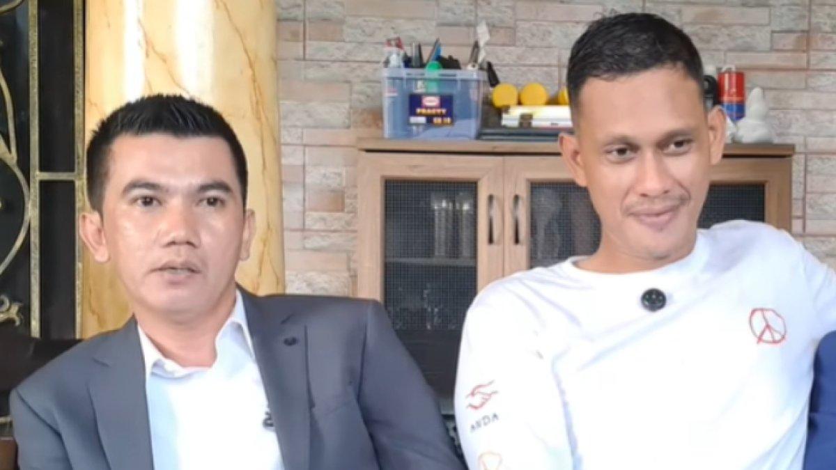 SOSOK REVELINO - Potret Fikri Wijaya bersama Revelino Tuwasey diambil dari YouTube pada Senin (30/6/2025). Revelino Tuwasey akhirnya muncul setelah bebas penjara.