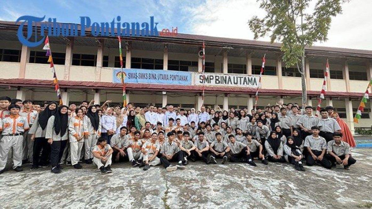 100 HARI KERJA - Foto bersama Gubernur Ria Norsan, setelah meluncurkan Program Pembiayaan Beasiswa Pendidikan (PBP) bagi siswa jenjang SMA, SMK, dan SLB Swasta se-Kalbar, dalam acara simbolis yang digelar di SMA/SMK Swasta Bina Utama pada Rabu, 21 Mei 2025.