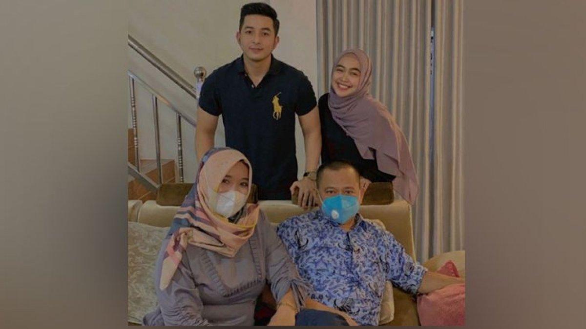 Ria Ricis telah mengenal baik orangtua Aditya, begitu juga sebaliknya.