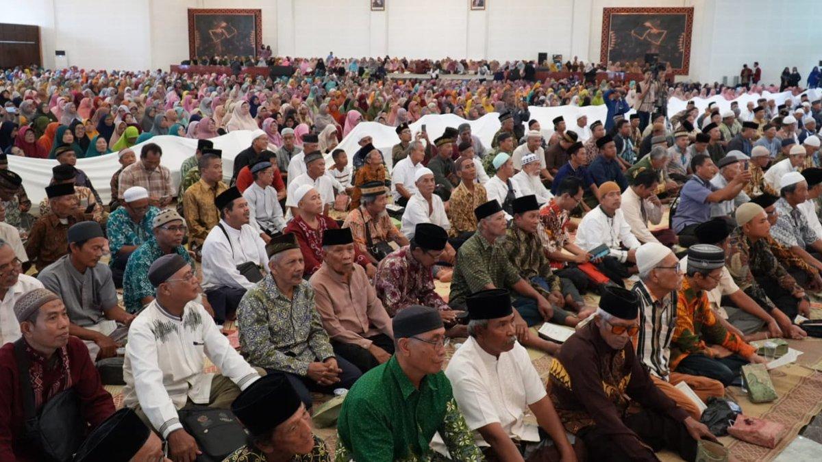 PENGAJIAN MUHAMMADIYAH KLATEN - Ribuan jamaah Pengajian Tarjih Muhammadiyah Klaten di Grha Bung Karno, Kelurahan Buntalan, Kecamatan Klaten Tengah, Klaten, pada Jumat (9/5/2025).
