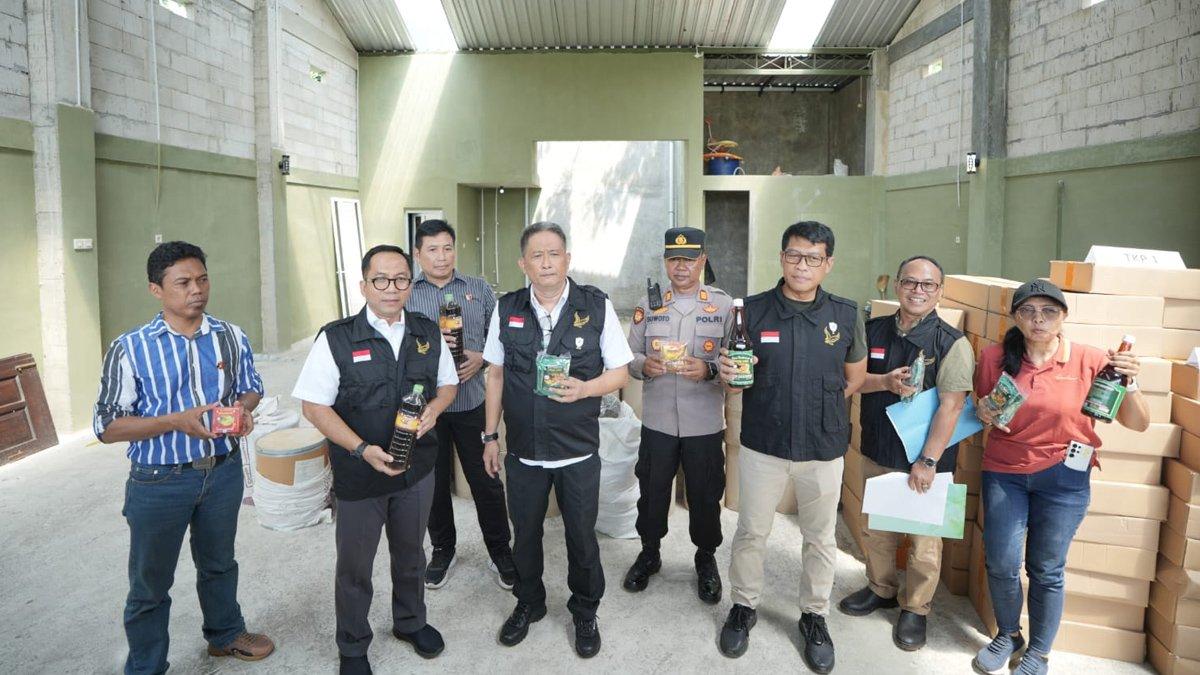 JAMU ILEGAL KLATEN - Ribuan jamu ilegal diamankan dari rumah produksi oleh BPOM RI, di wilayah Desa Bonyokan, Kecamatan Jatinom, Kabupaten Klaten, Kamis (8/5/2025).