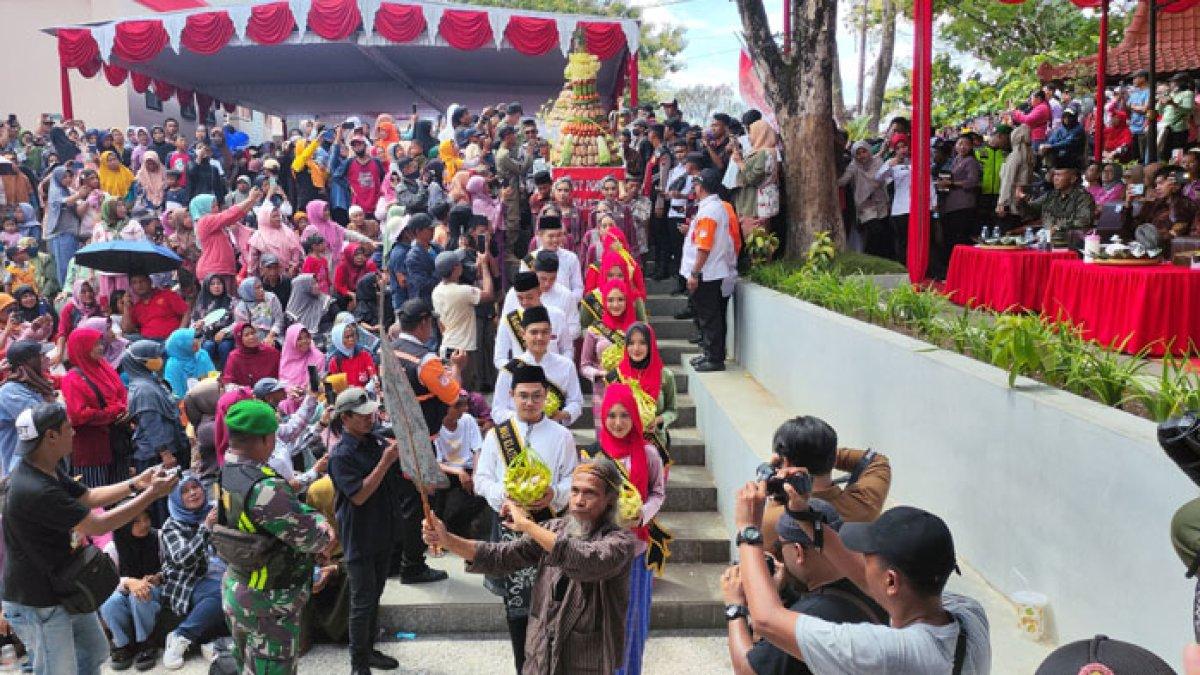 Ribuan warga memadati Bukit Sidoguro