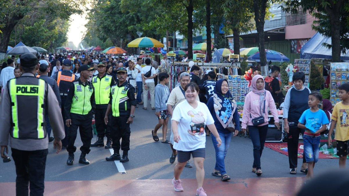 CFD KLATEN - Ribuan warga memadati Jalan Pemuda, Klaten, Minggu pagi (8/6/2025), dalam pelaksanaan perdana Car Free Day (CFD).