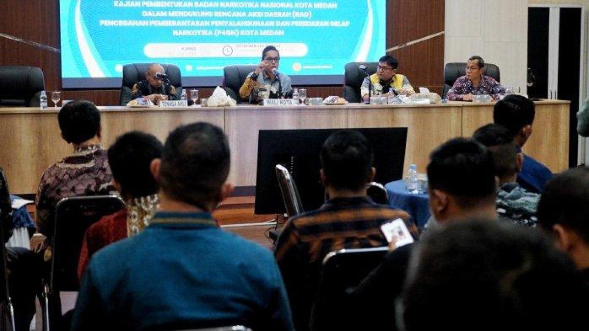 PROGRAM WALI KOTA MEDAN - Rico Waas saat membuka Seminar Proposal Kajian Pembentukan Badan Narkotika Nasional (BNN) Kota Medan dalam mendukung Rencana Aksi Daerah (RAD) Pencegahan, Pemberantasan, Penyalahgunaan dan Peredaran Gelap Narkotika (P4GN) Kota Medan yang digelar Badan Riset dan Inovasi Daerah (Brida) Kota Medan bertempat di Kantor Wali Kota Medan, Kamis (3/7/2025).