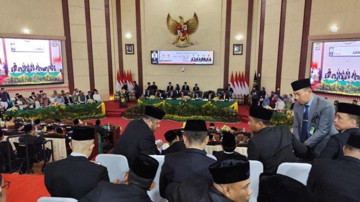 PROGRAM WALI KOTA MEDAN - Rapat Paripurna HUT ke-435 Kota Medan. Wali Kota Medan, Rico Waas memaparkan capaian 100 hari kerja di Paripurna gedung DPRD Medan Jalan Kapten Maulana Lubis, Senin (30/6/2025).