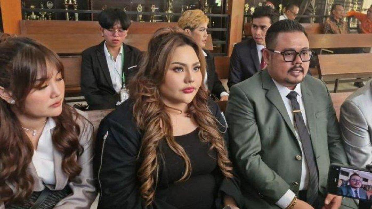 SIDANG GUGATAN PERDATA - Lisa Mariana didampingi kuasa hukumnya dalam sidang mediasi yang digelar di Pengadilan Negeri Bandung pada Rabu (4/6/2025). Ridwan Kamil kembali tidak hadir dalam sidang gugatan perdata Lisa Mariana.