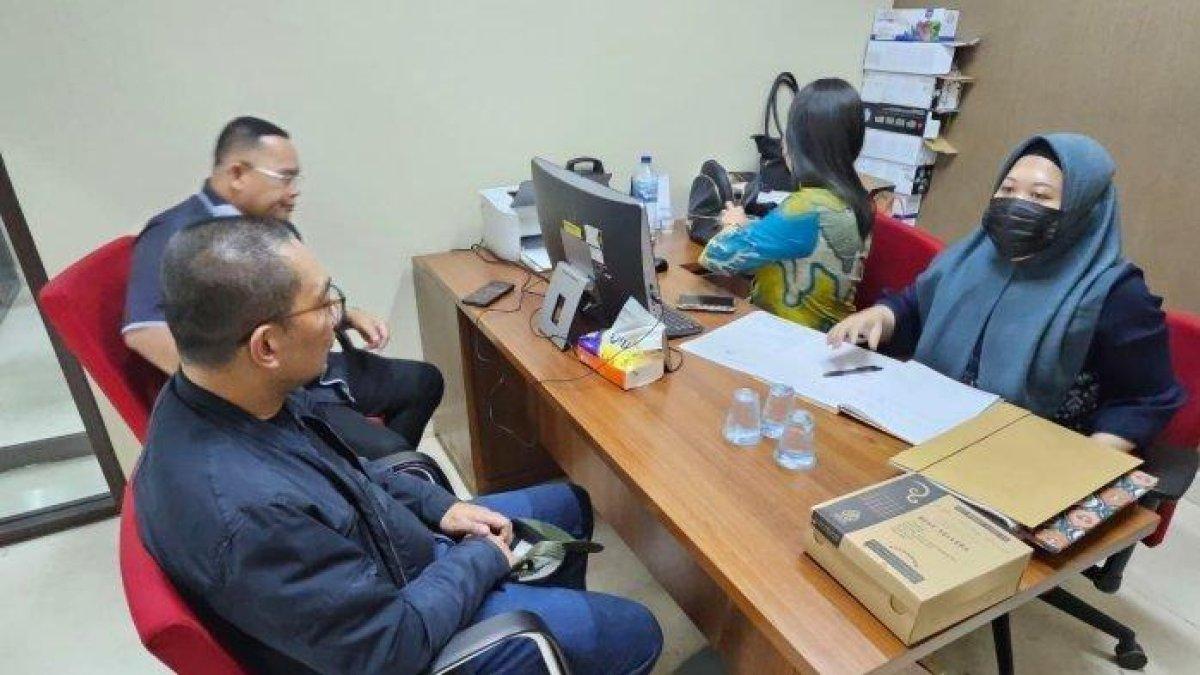 LAPOR POLISI - Ridwan Kamil (jaket biru gelap) bersama kuasa hukumnya, Muslim Jaya Butarbutar saat membuat laporan polisi di Bareskrim Polri pada 11 April 2025. Ridwan Kamil melaporkan Lisa Mariana dan menjeratnya dengan UU ITE.