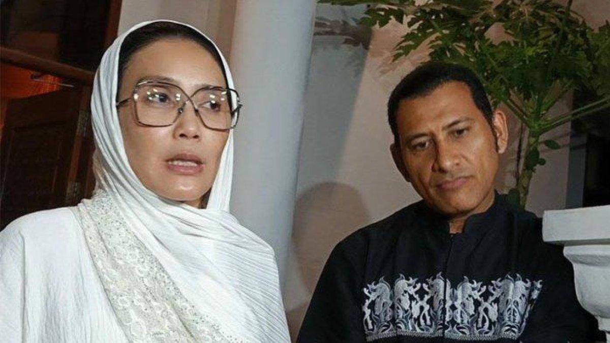 KENANGAN MAT SOLAR - Rieke Diah Pitaloka dan Said Bajuri ketika ditemui di rumah duka Mat Solar kawasan Pamulang, Tangerang Selatan, Selasa (18/3/2025) pagi. Said Bajuri sudah anggap Mat Solar seperti kakaknya sendiri.