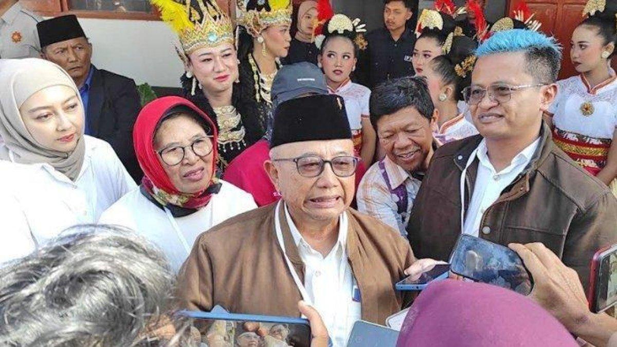 HARTA BUPATI BLITAR - Rijanto didampingi Beky (kanan) saat mendaftar bacabup Pilkada Blitar 2024 di Kantor KPU Kabupaten Blitar, Selasa (27/8/2024). Berikut ini adalah rincian harta kekayaan Bupati Terpilih Blitar 2024, Rijanto.
