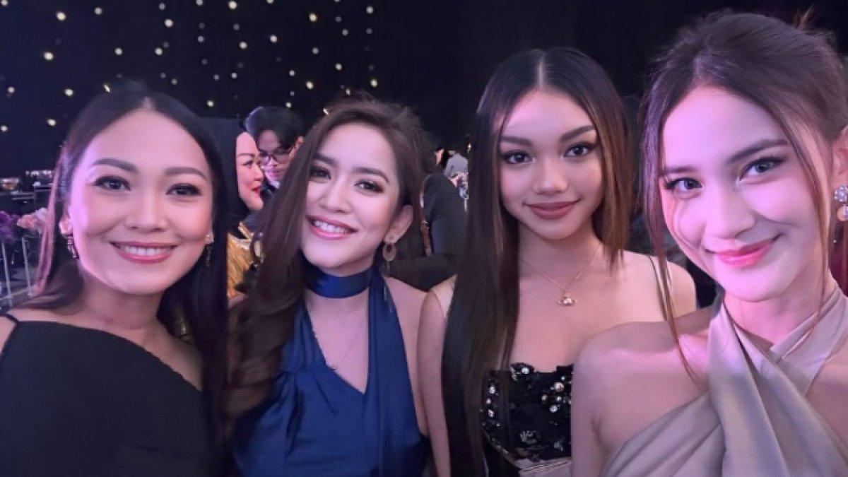 Risma berfoto bersama Nola dan putrinya, Naura Ayu.