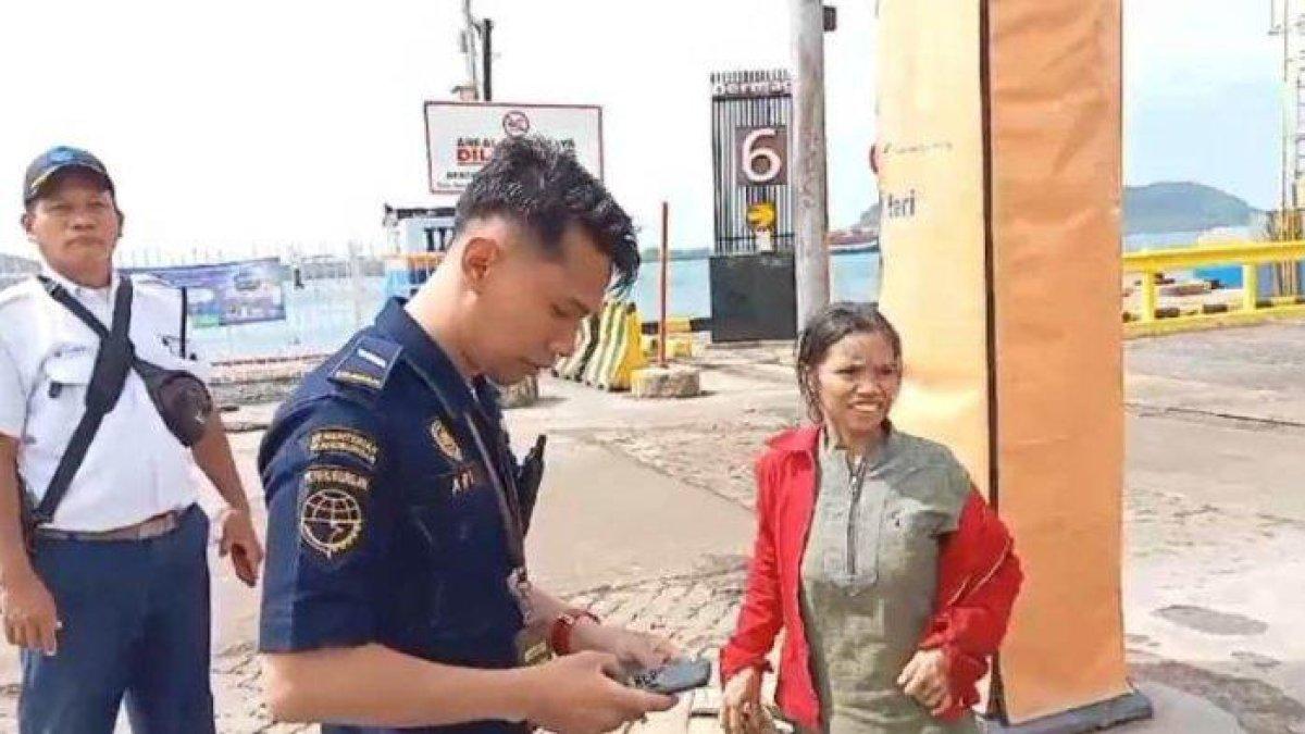 Rita (39) pemudik asal Karawang Jawa Barat terlihat kebingungan