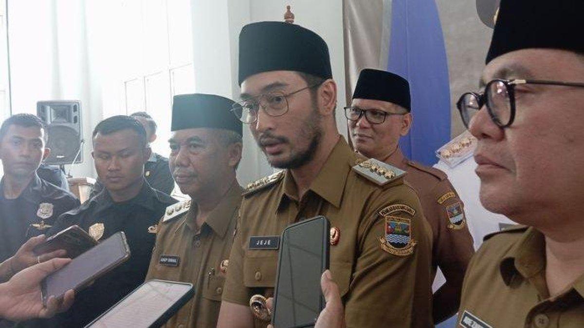 100 HARI KERJA - Ritchie Ismail didampingi Asep Ismail (ketiga dari kiri) saat memberikan keterangan kepada wartawan setelah Sertijab Bupati Bandung Barat, Senin (3/3/2025).