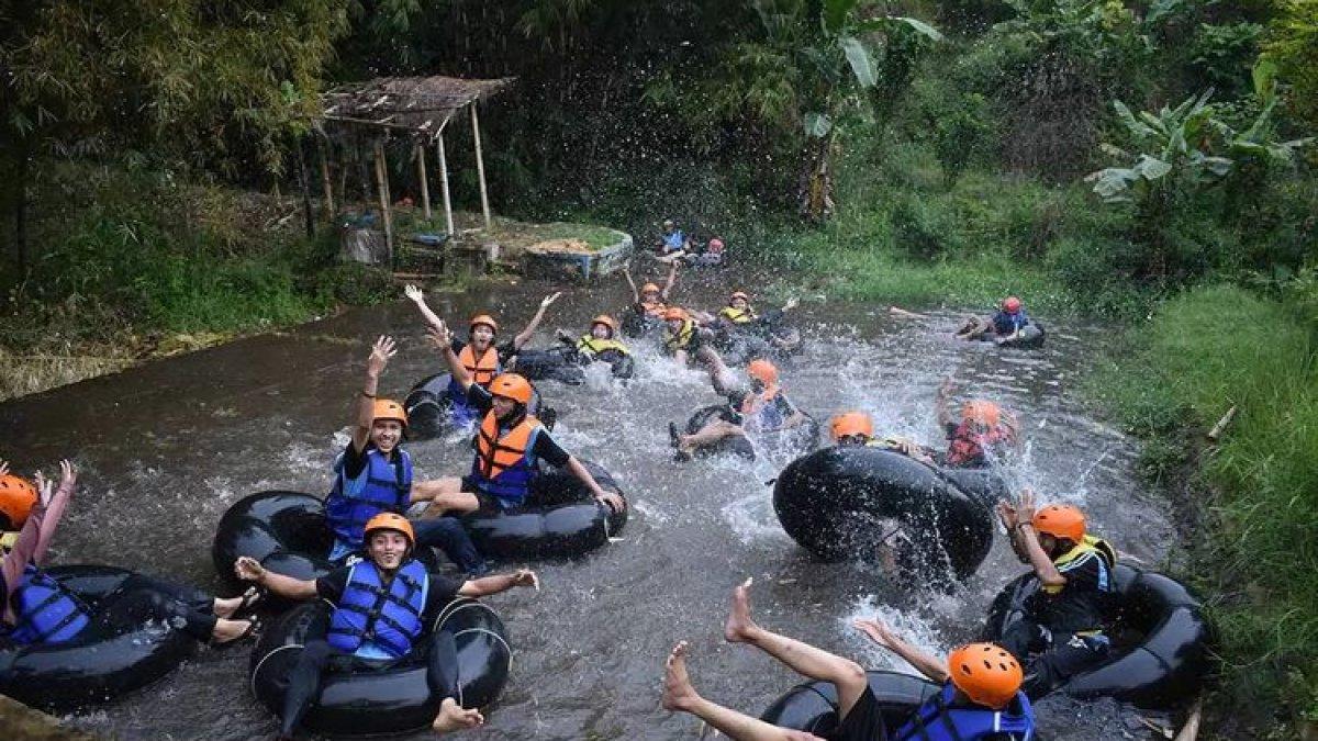 WISATA JAWA TIMUR: River tubing di Taman Dolan Batu
