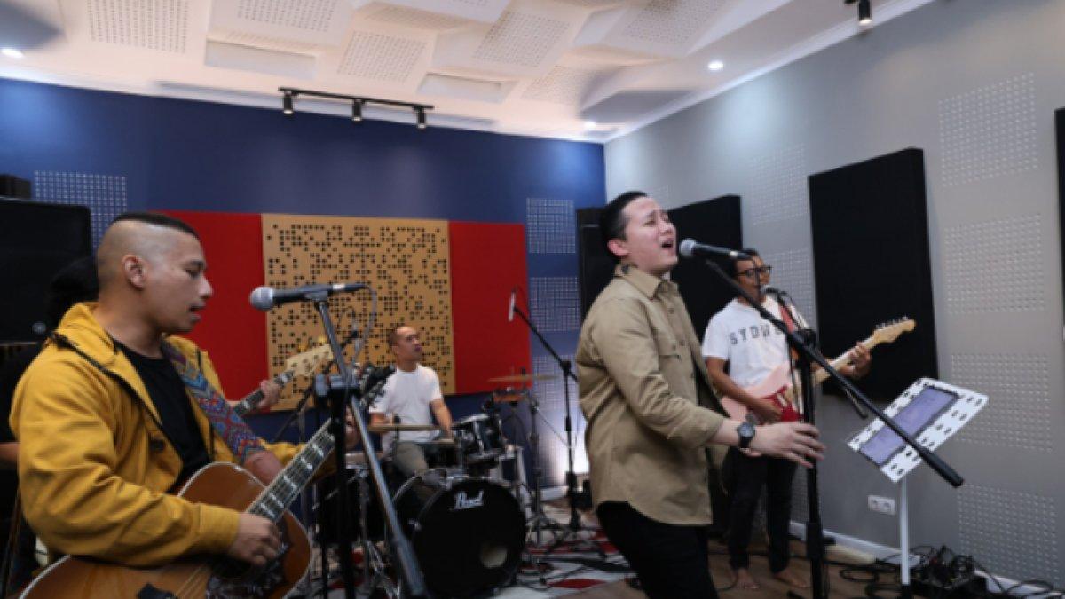 Rizky Irmansyah, ajudan Prabowo Subianto garap projek musik bareng The Rain