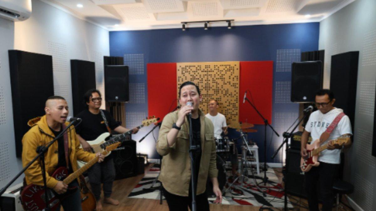 Rizky Irmansyah, ajudan Prabowo Subianto garap projek musik bareng The Rain