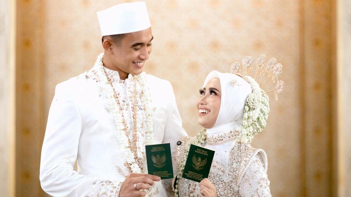 PEMAIN TIMNAS INDONESIA - Rizky Ridho menikah dengan gadis Surabaya, Sendy Aulia, di Masjid Al Akbar Surabaya, Minggu, (22/6/2025).