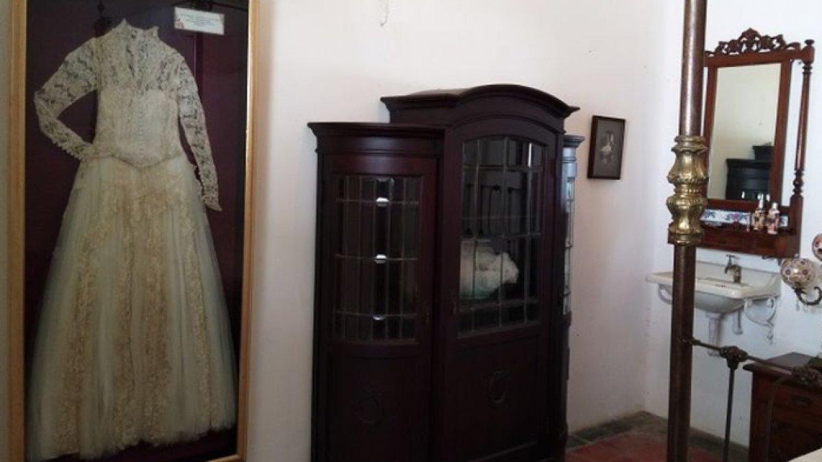 WISATA DI GOMBONG - Potret baju pengantin Martha Tilaar di salah satu bagian Roemah Martha Tilaar, disadur dari Kompas.com pada Kamis (20/3/2025). Roemah Martha Tilaar berada di Gombong, Kebumen, Jawa Tengah.