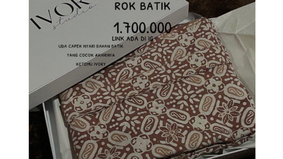 Rok batik mahasiswi untuk wisuda