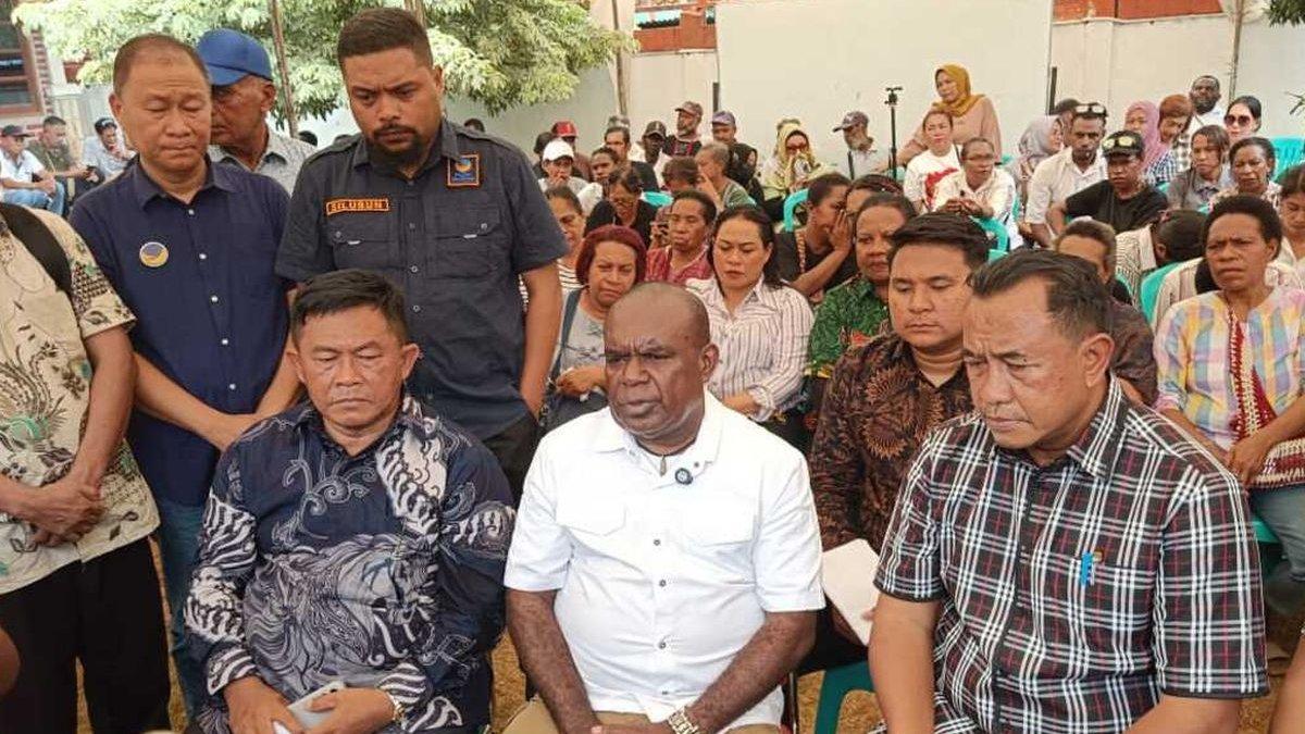 Romanus Mbaraka dan Kualisi Papua Selatan Bersatu saat sampaikan ucapan selamat di kediaman Romanus, Rabu (3/12/2024).