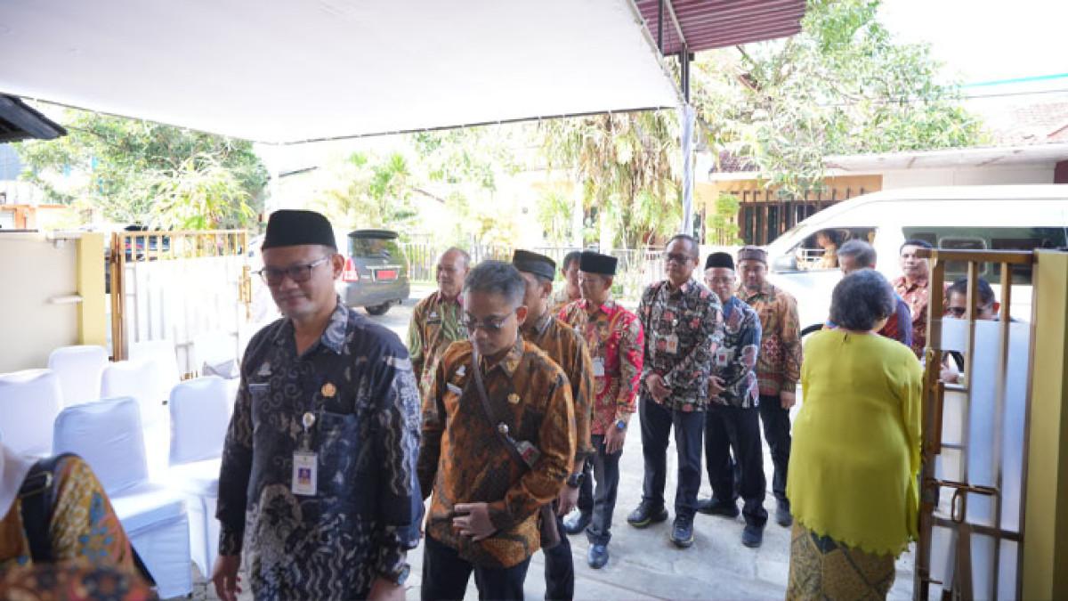 BUPATI HAMENANG ANJANGSANA - Rombongan Pemkab Klaten anjangsana ke kediaman Bupati Klaten periode 1985–1995, Suhardjono, di Yogyakarta, Jumat (25/7/2025).