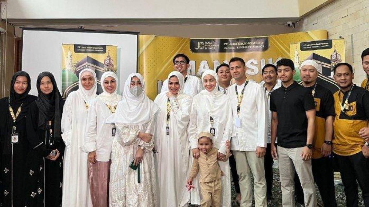Rombongan haji keluarga Raffi Ahmad dan Nagita Slavina.