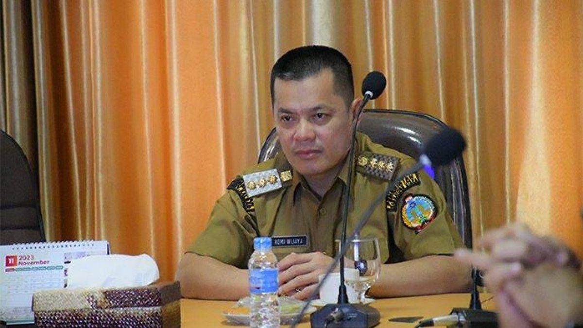 BUPATI KAYONG UTARA - Romi Wijaya saat menyampaikan bahwa pencapaian nilai Monitoring Center Prevention (MCP) Kabupaten Kayong Utara pada tahun 2023 adalah 78. Hal ini disampaikannya dalam Rapat Koordinasi Pemberantasan Korupsi Terintegrasi Wilayah Kalimantan Barat di Gedung Garuda Kantor Gubernur Kalimantan Barat (Kalbar), Selasa (7/5/2024).