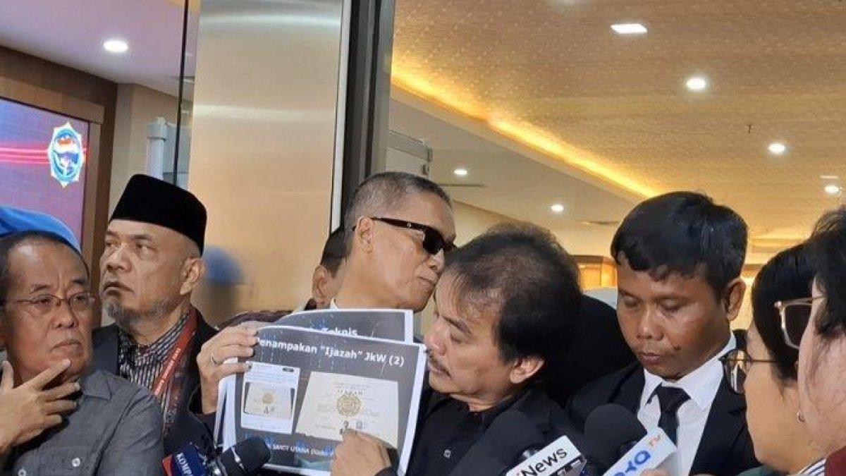 IJAZAH JOKOWI - Pakar Telematika, Roy Suryo dan kawan-kawan datang ke Bareskrim Polri untuk mengikuti gelar perkara khusus terkait kasus ijazah Presiden RI ke-7, Joko Widodo (Jokowi) pada Rabu (9/7/2025). Dalam hal ini, Roy akan menunjukkan hasil pemeriksaan digital forensik ijazah tersebut.