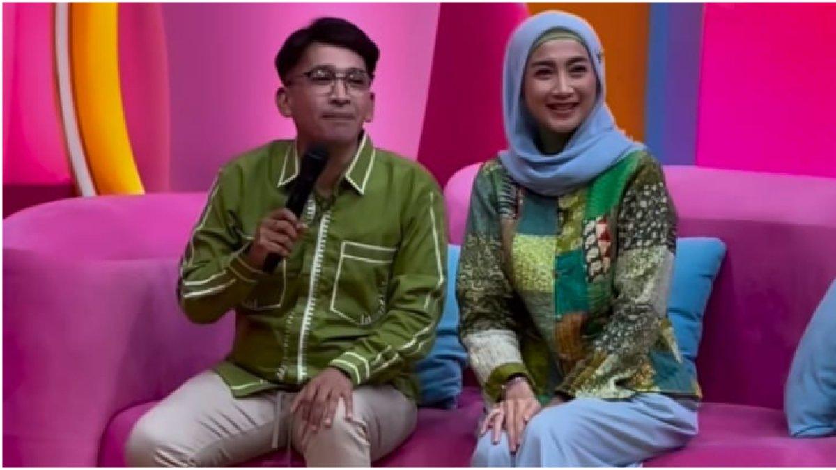 Ruben Onsu dan Desy Ratnasari di Brownies TV