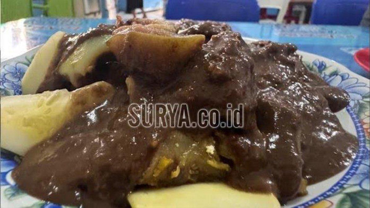 LEGENDARIS - Menu rujak cingur yang disajikan di Depot Rujak Cingur Genteng Durasim Surabaya. Salah satu tempat makan legendaris di Kota Pahlawan yang menawarkan kenikmatan rujak cingur, sop buntut dan beberapa masakan lainnya.