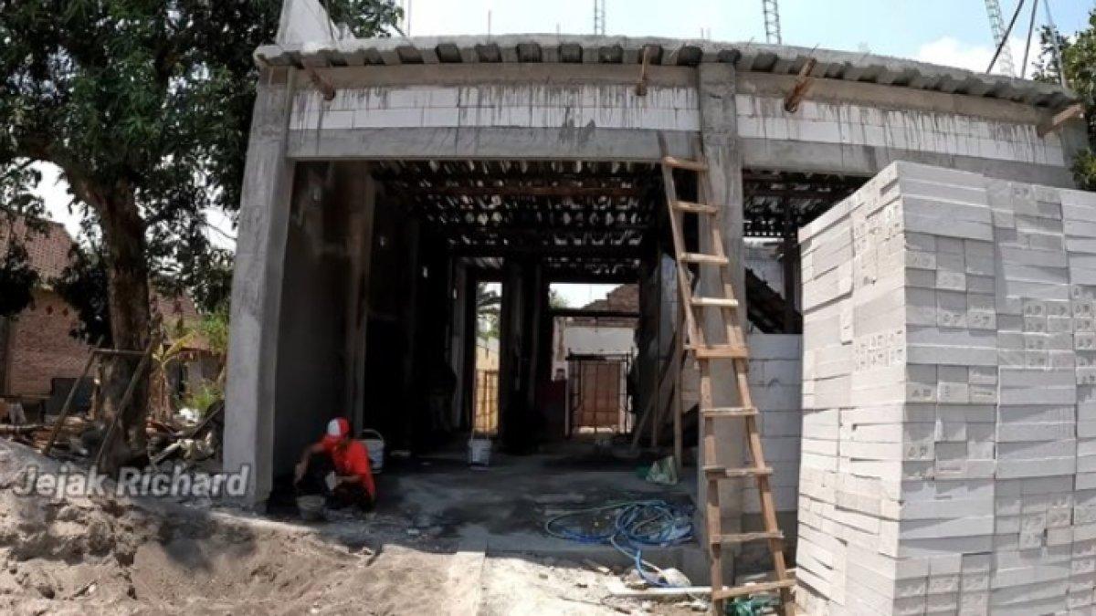 Rumah Gilga Sahid ini tidak terlihat di tengah kota.