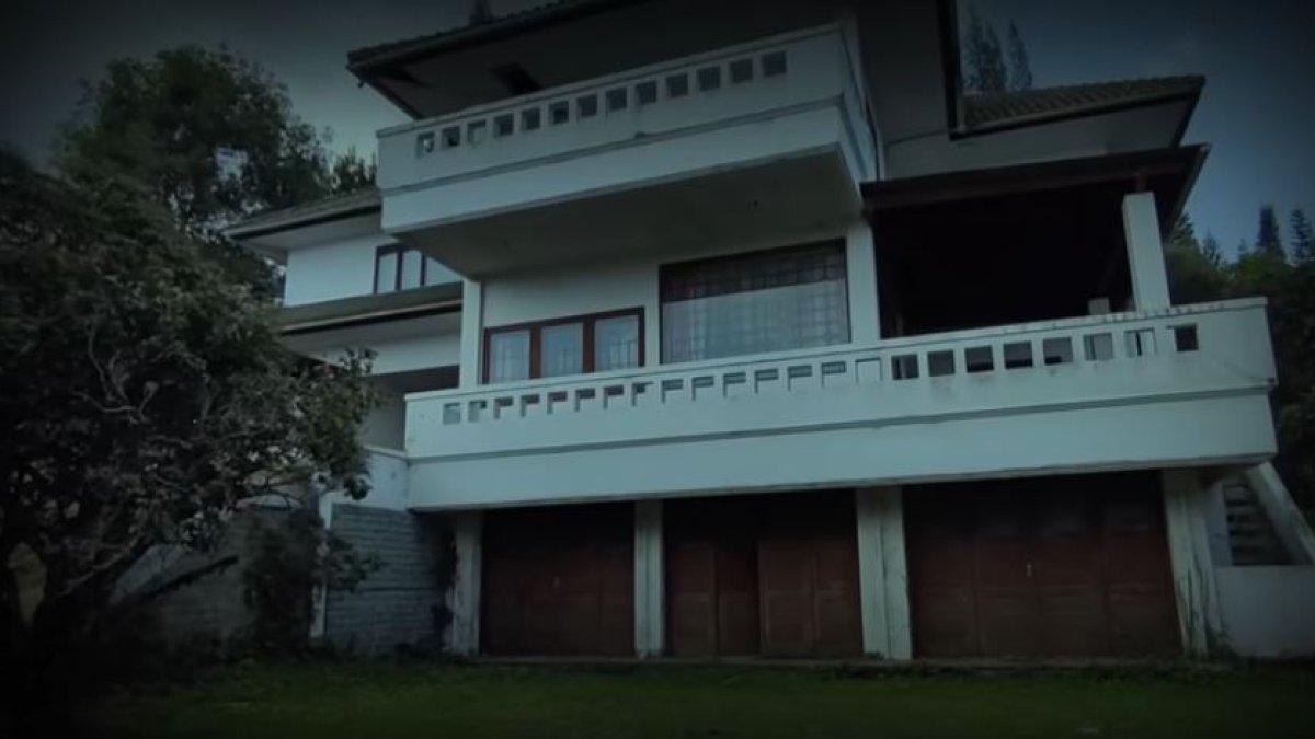 Rumah Julia Perez terbengkalai