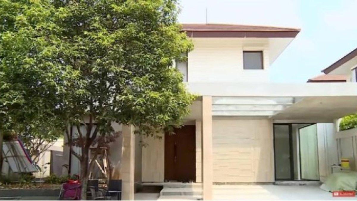 Rumah Meisya Siregar dan Bebi Romeo di wilayah Jakarta Selatan yang dibangun dua tingkat ini tampak seperti villa mewah.