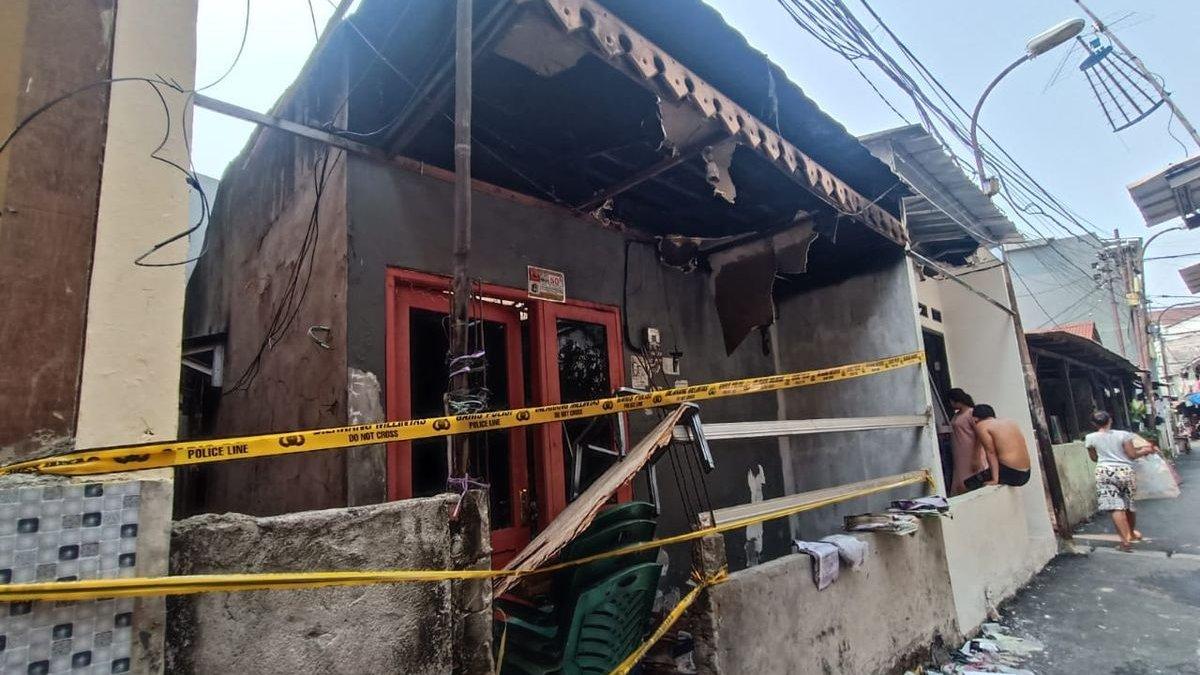 Rumah di RT 011/RW 01 Klender, Duren Sawit, hangus terbakar pada Jumat (27/10/2023)