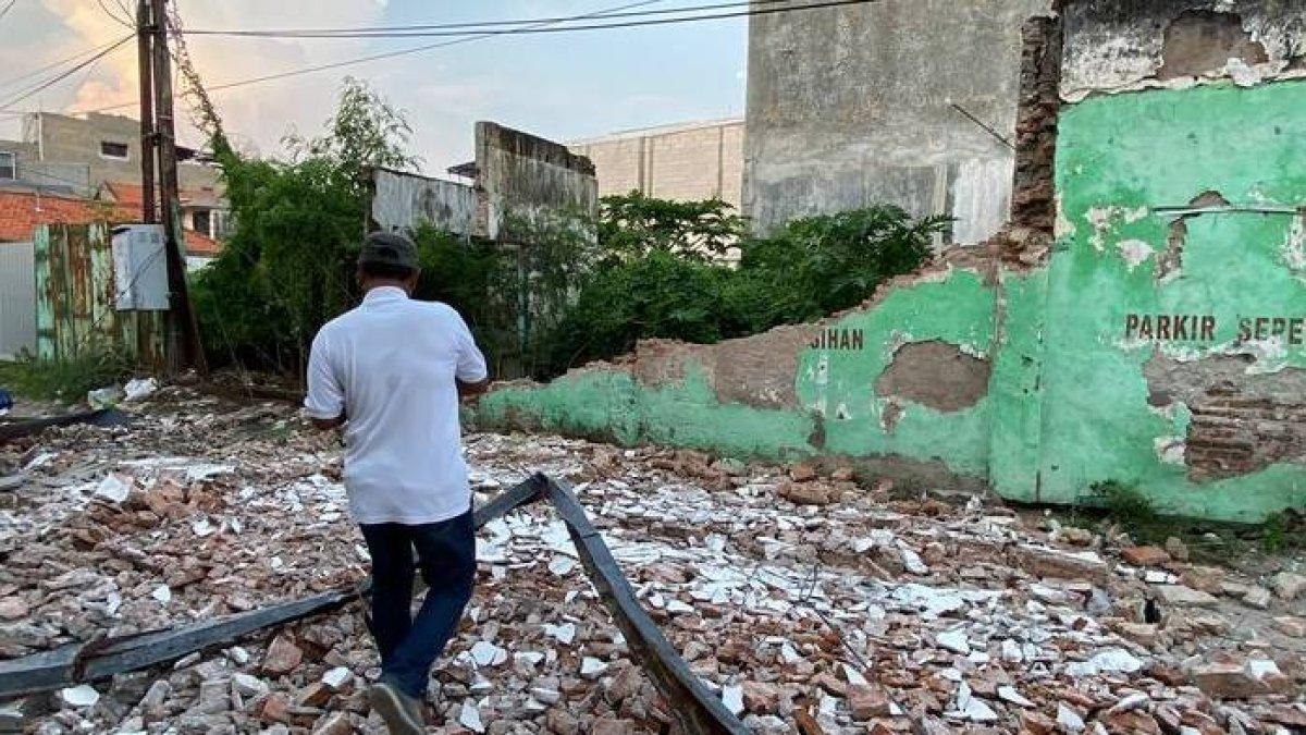 Rumah di Surabaya yang roboh usai terjadi gempa Tuban, Jumat (22/3/2024).(Kompas.com/Andhi Dwi)