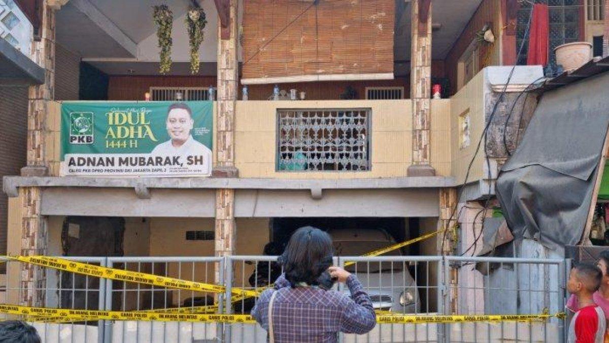 Warga mendatangi rumah Hamka di Jalan Balai Rakyat RT 06 RW 03, Tugu Selatan, Koja, Jakarta Utara. Di rumah ini ditemukan jasad ayah dan anaknya yang membusuk tinggal bersama istri dan anak sulung mereka.