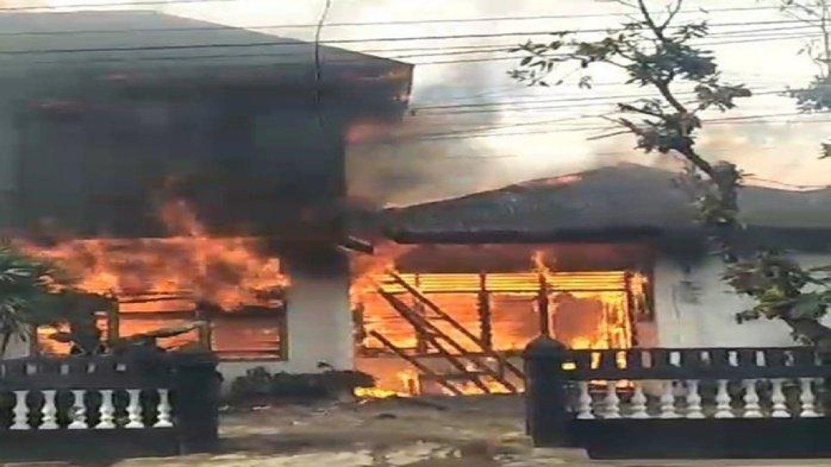 Rumah yang dihuni anggota KPPS TPS 16 Bukit Sangkal di Jalan Sapta Marga Kalidoni terbakar