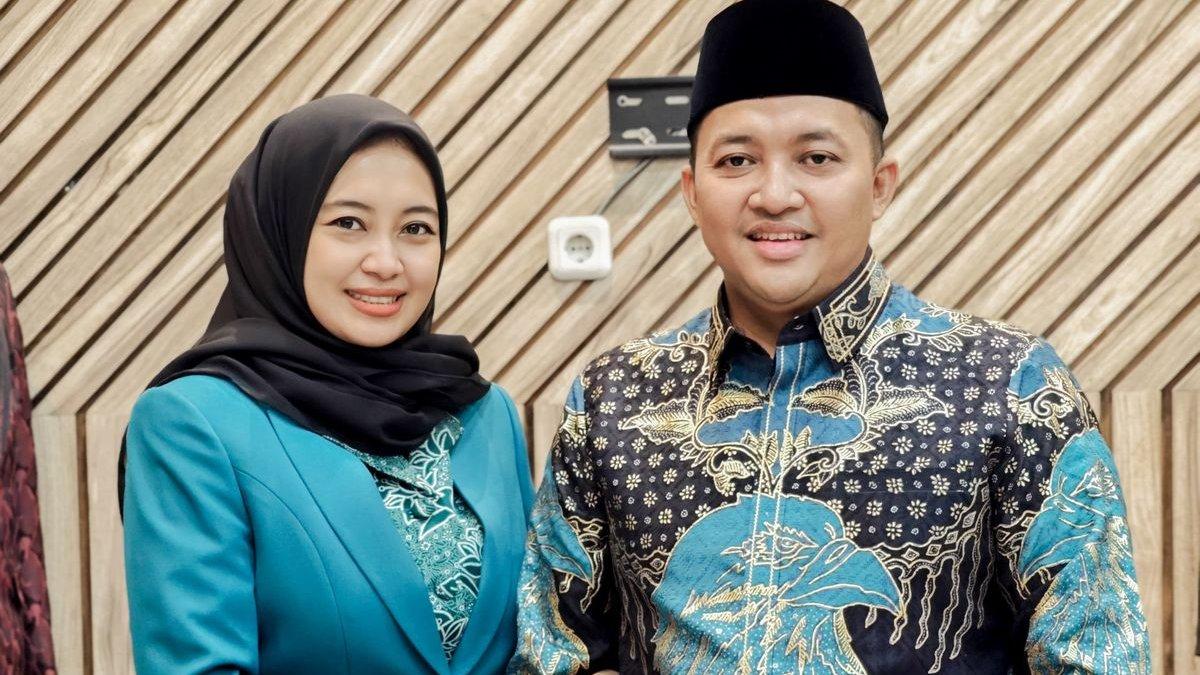 FOTO RUSDI SUTEJO - Rusdi Sutejo, Bupati terpilih Pasuruan bersama istrinya Merita Ariestya Yudi berharap banjir tidak lagi ada di Kota Bangil Kabupaten Pasuruan. Rusdi Sutejo merupakan pemenang Pilkada Pasuruan 2024.