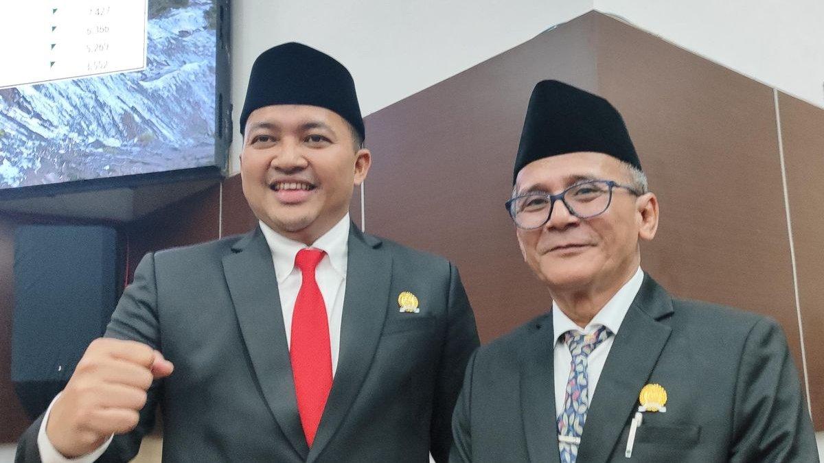 BUPATI PASURUAN - M. Shobih Asrori (kanan) Anggota DPRD Kab. Pasuruan yang dipecat PKB akhirnya bergendengan dengan Rusdi Sutejo yang bakal menjadi pasangan Calon Bupati dan Wakil Bupati Pasuruan pada Pilkada 2024, Rabu (21/8/2024). Rusdi Sutejo merupakan pemenang Pilkada Pasuruan 2024.