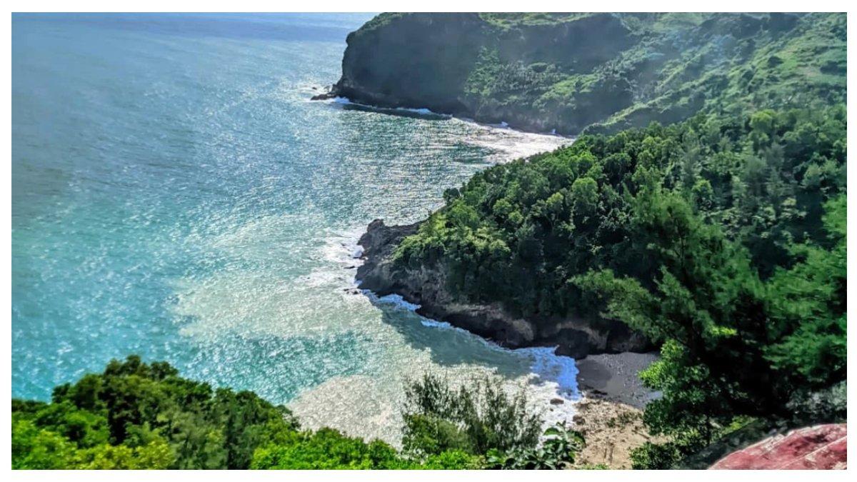 Pemandangan Pantai Sawangan dari atas bukit