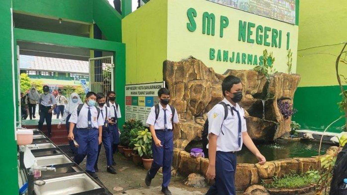 Siswa SMPN 1 Banjarmasin menjalani PTM 50 persen.