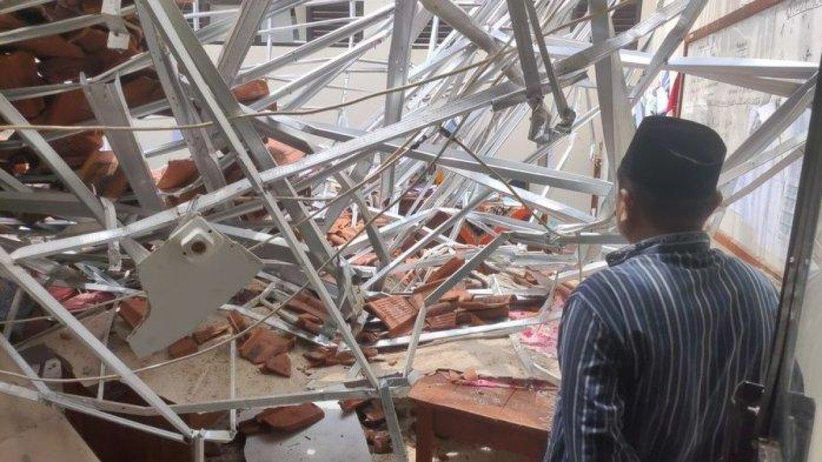 SMPN 2 Greged di Desa  roboh