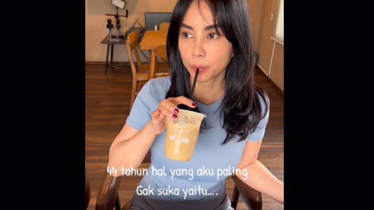 SOSOK DEARLY DESIANA - Dearly Desiana ternyata sudah berusia 44 tahun.