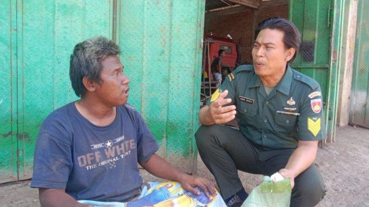 SOSOK Endro Sriyoto, anggota TNI tak gengsi rawat ODGJ pakai uangnya sendiri, disuapi dan dimandiin, padahal tubuhnya kumuh