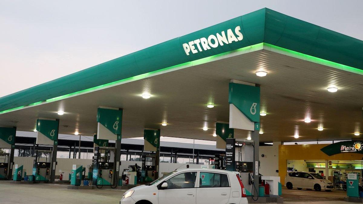 SPBU PETRONAS - Ilustrasi SPBU Petronas di Kuala Lumpur, Malaysia hasil jepretan Lim Huey Teng yang diunduh pada Sabtu (1/2/2025).